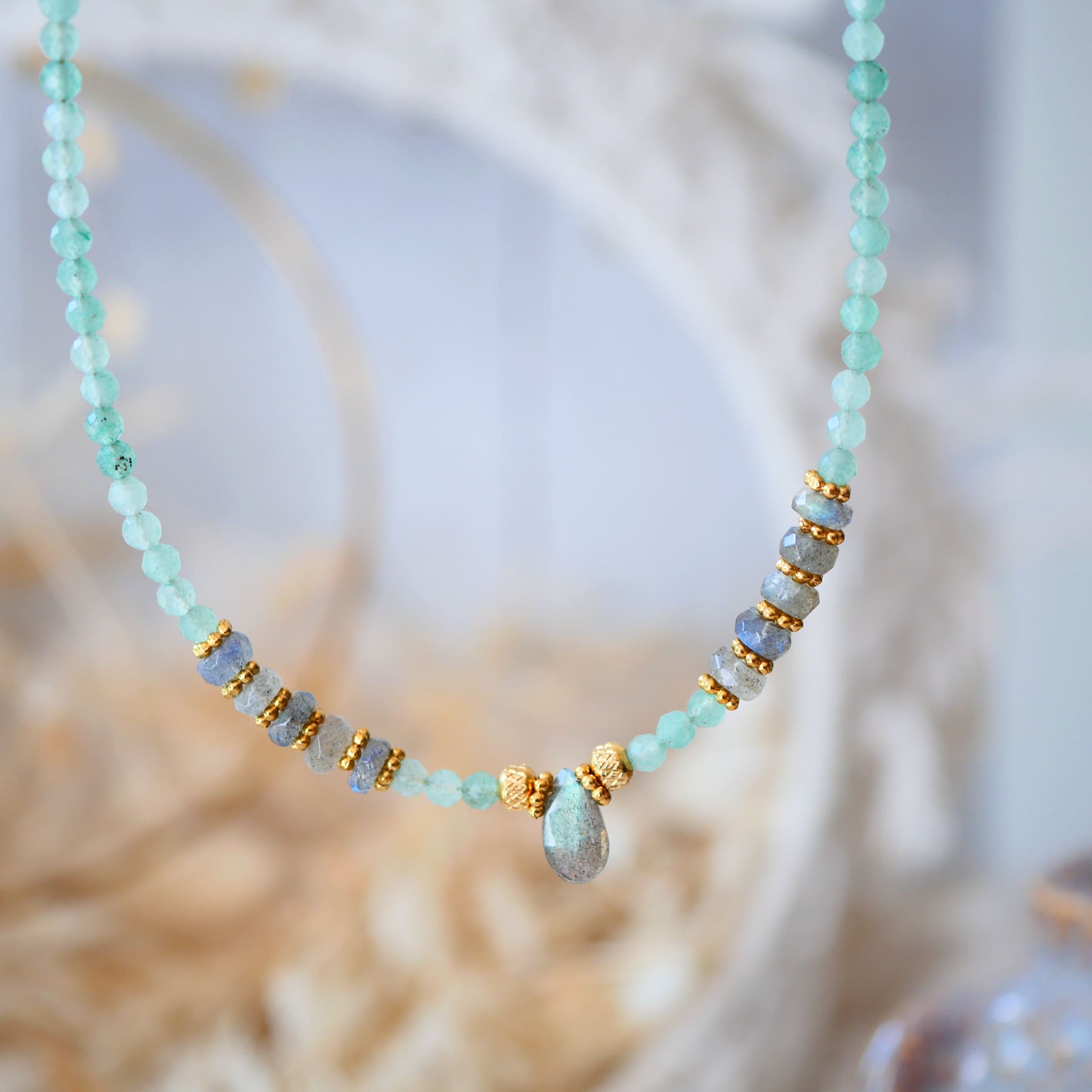 Collier Prana en situation – aventurine et labradorite naturelles, bijou artisanal Paris
