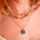 Collier Prana porté – aventurine et labradorite naturelles, bijou pierres naturelles Paris
