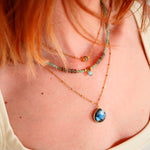 Collier Prana porté de profil – aventurine et labradorite naturelles, Ginandger Paris
