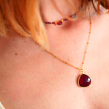 Collier Sagara porté au cou – grenat et aigue-marine naturels, bijou intention Ginandger Paris
