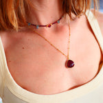 Collier Sagara porté – grenat et aigue-marine naturels, bijou pierres naturelles Paris
