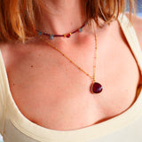 Collier Sagara porté – grenat et aigue-marine naturels, bijou pierres naturelles Paris
