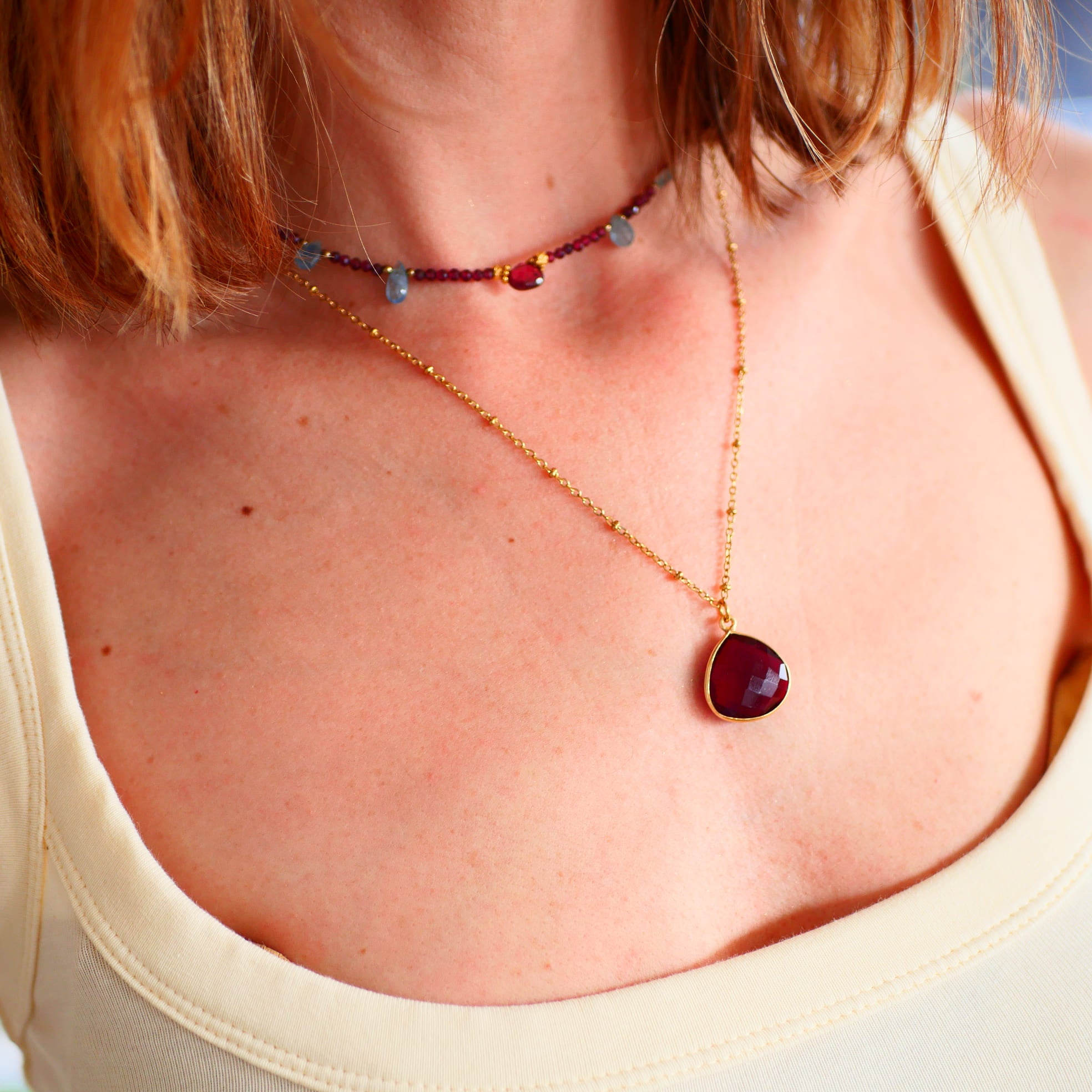 Collier Sagara porté – grenat et aigue-marine naturels, bijou pierres naturelles Paris

