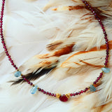 Collier Sagara vue d'ensemble – grenat et aigue-marine naturels, collection Ginandger
