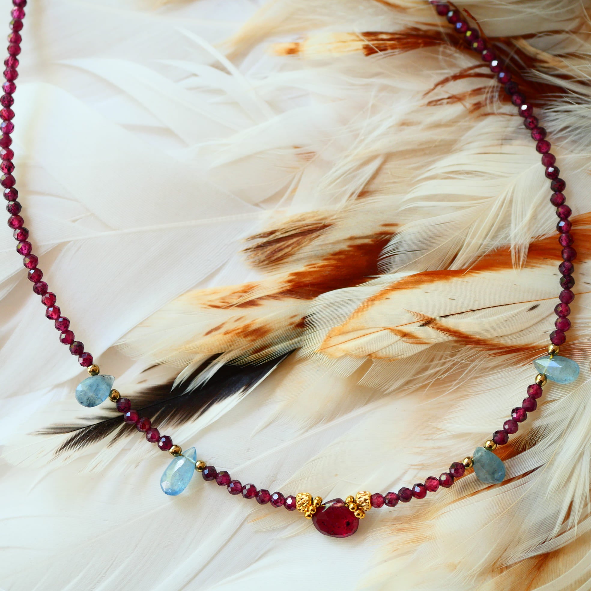 Collier Sagara vue d'ensemble – grenat et aigue-marine naturels, collection Ginandger
