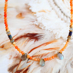 Collier Shakha en situation – aventurine rouge énergie et opale noire mystère, pierres naturelles

