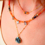 Collier Shakha porté – aventurine rouge labradorite et opale noire, bijou pierres naturelles Paris
