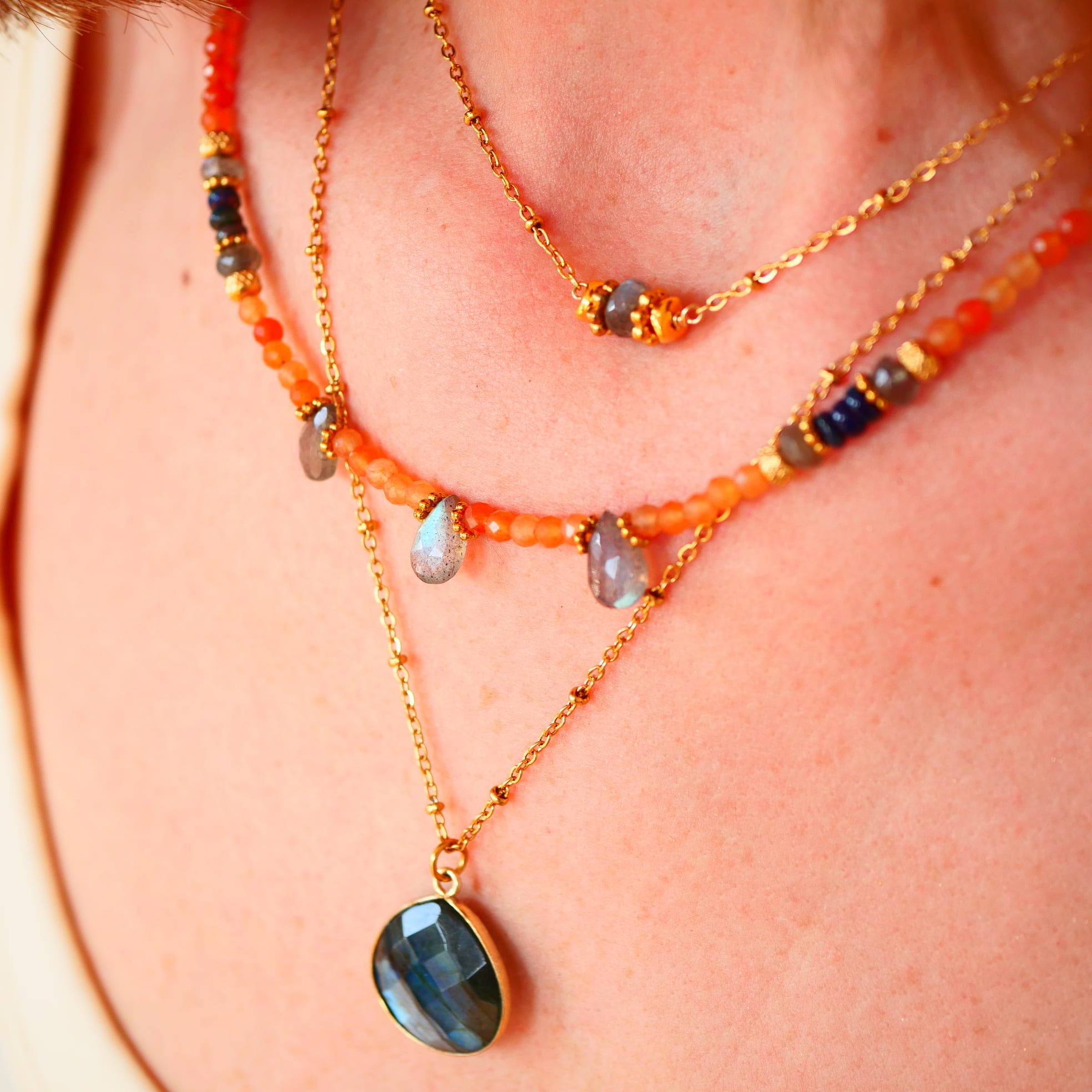 Collier Shakha porté – aventurine rouge labradorite et opale noire, bijou pierres naturelles Paris
