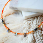Collier Shakha porté au cou – aventurine rouge et opale noire, bijou intention Ginandger
