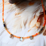 Collier Shakha porté décolleté – aventurine rouge labradorite et opale noire, lithothérapie Paris
