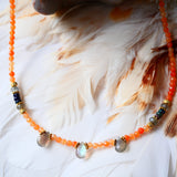 Collier Shakha porté décolleté – aventurine rouge labradorite et opale noire, lithothérapie Paris
