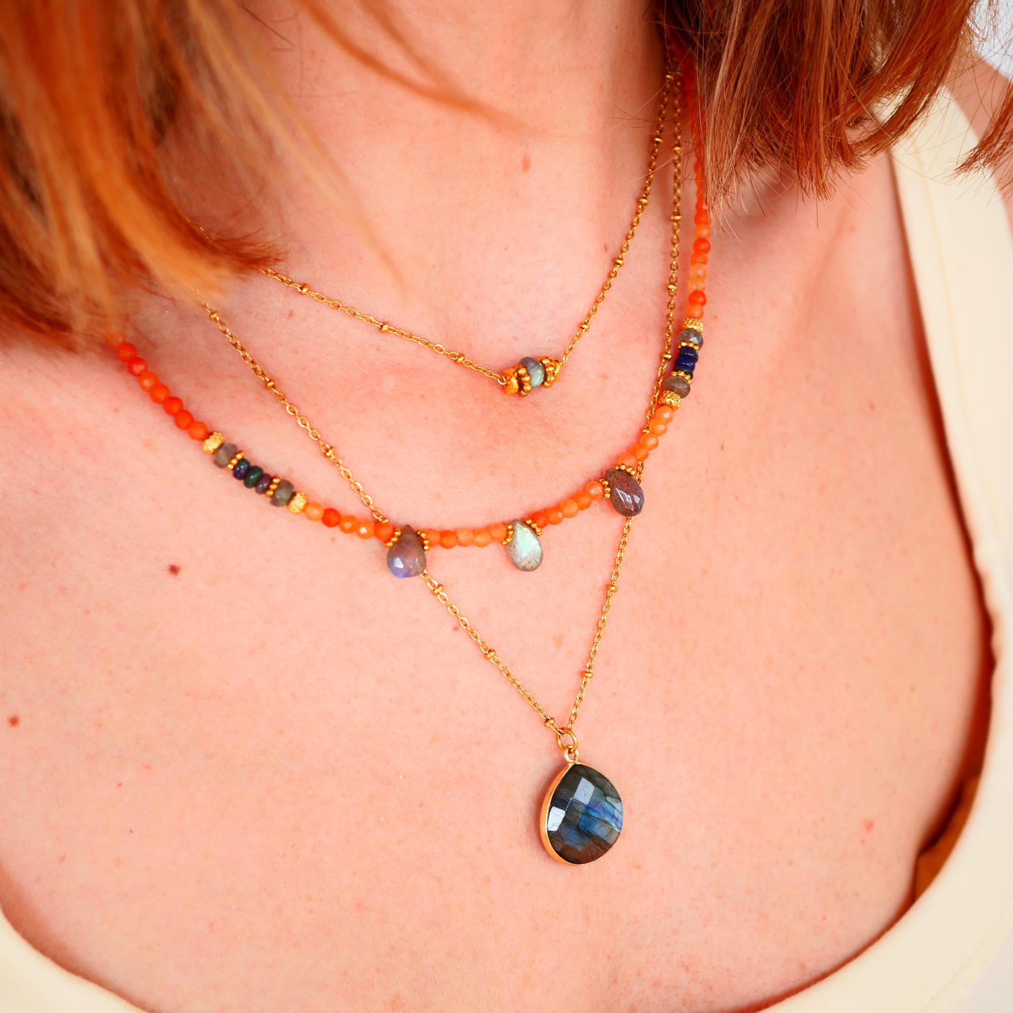 Collier Shakha en lumière – aventurine rouge opale noire et labradorite, bijou artisanal Paris
