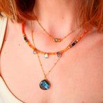 Collier Shakha porté de profil – aventurine rouge et labradorite naturelles, bijou Ginandger
