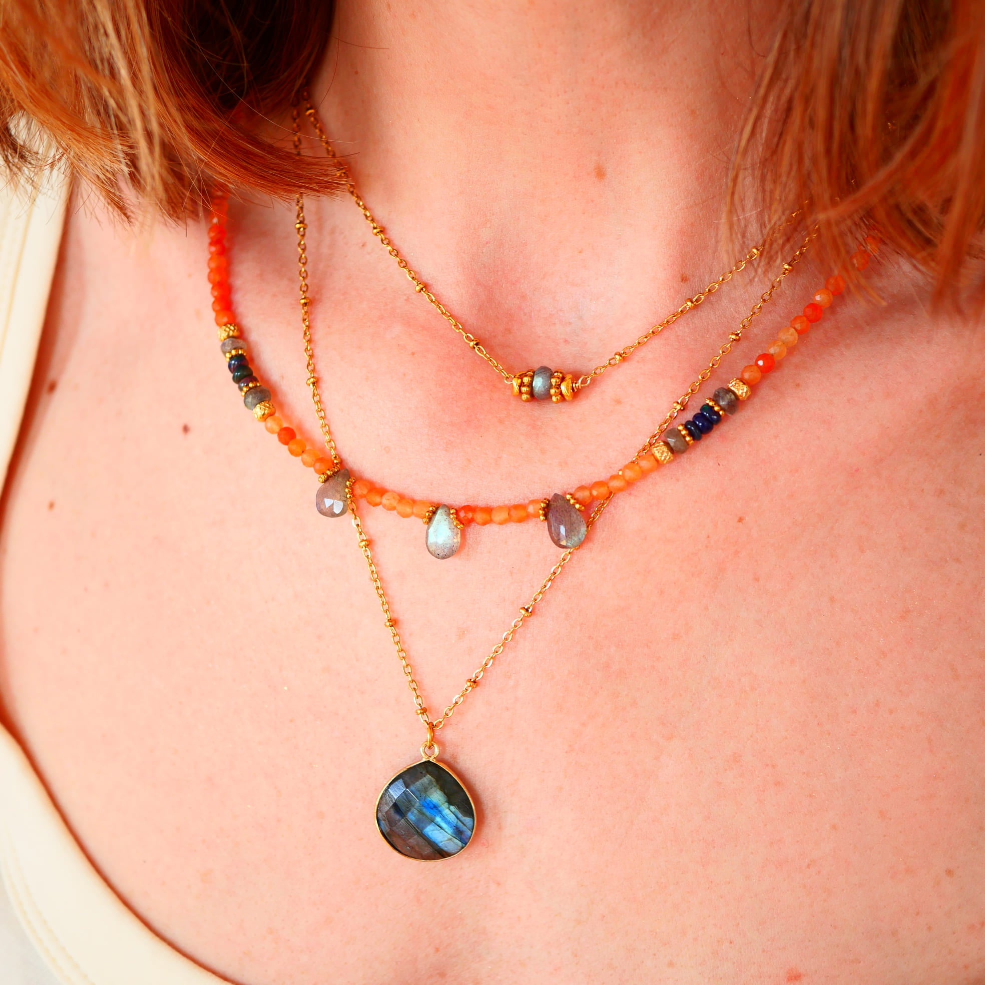Collier Shakha porté de profil – aventurine rouge et labradorite naturelles, bijou Ginandger
