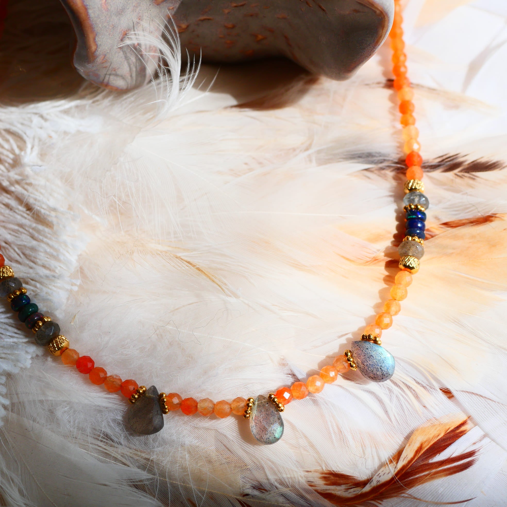 Collier Shakha posé – aventurine rouge labradorite et opale noire naturelles, Ginandger Paris
