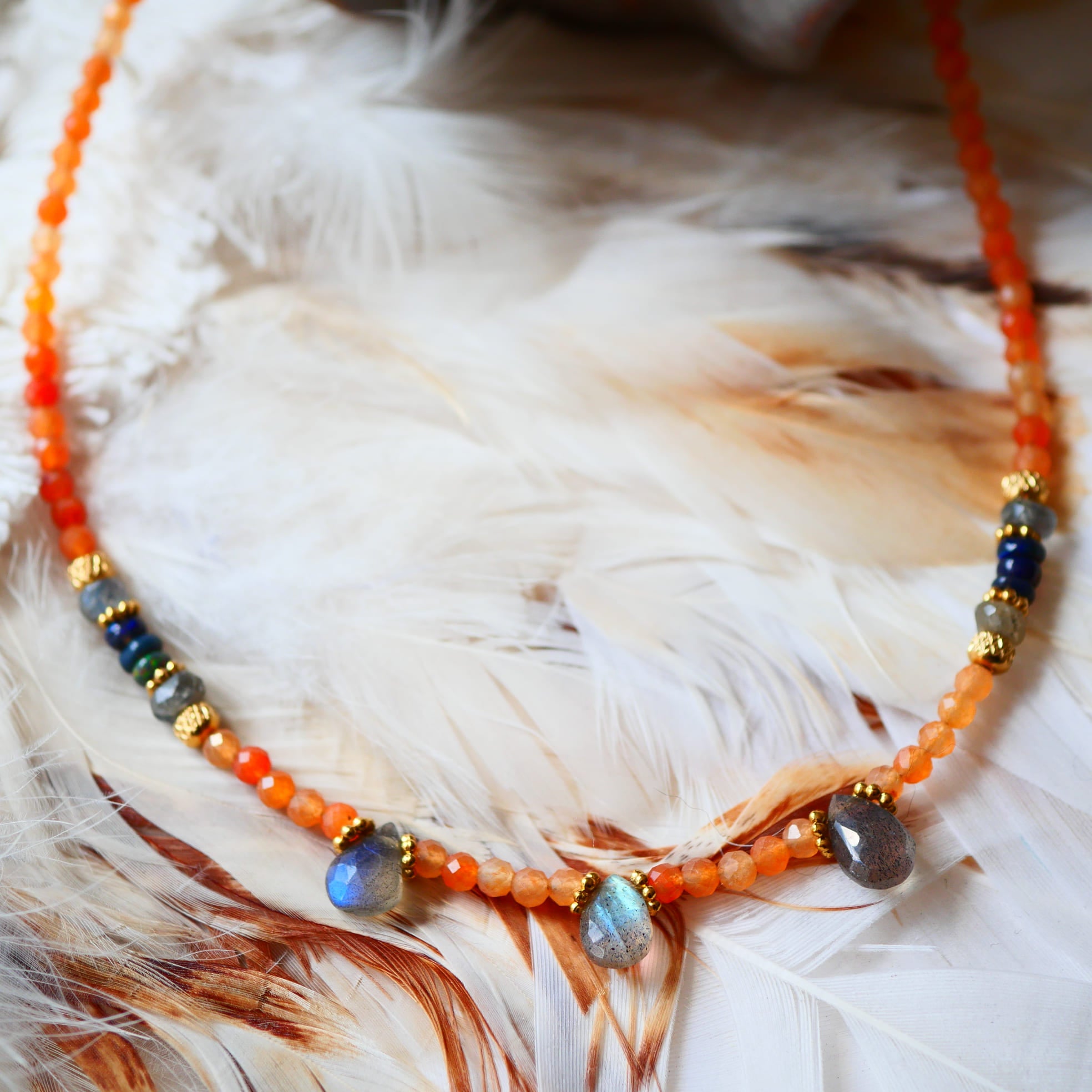 Collier Shakha vue d'ensemble – aventurine rouge labradorite et opale noire, collection Ginandger
