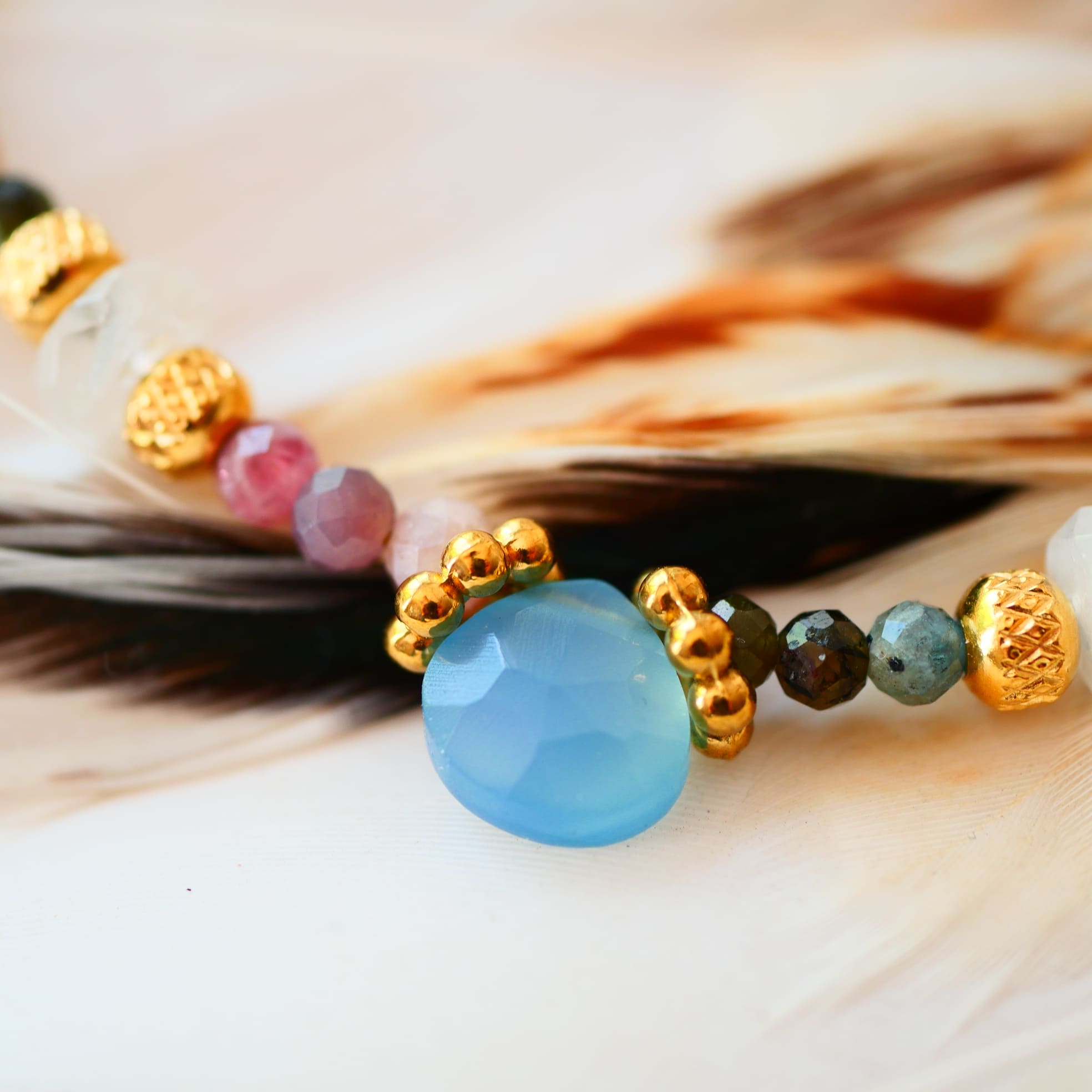 Collier Varna – gros plan tourmalines multicolores et calcédoine bleue naturelles, Collection Indra Ginandger
