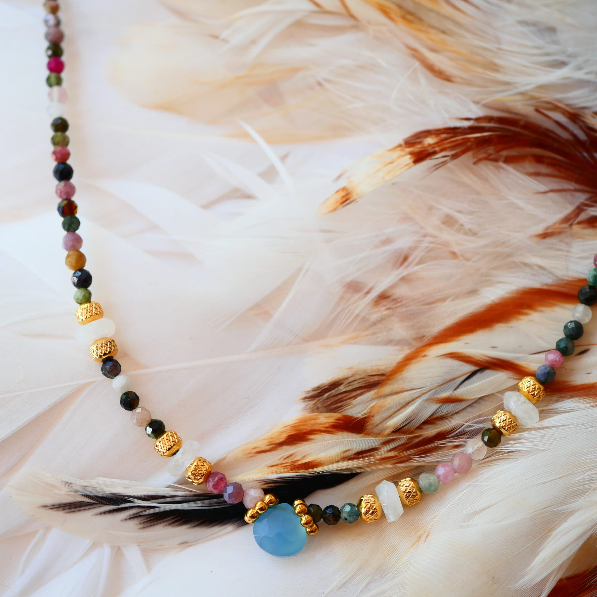 Collier Varna porté – pierres naturelles lithothérapie, bijou intention plénitude Ginandger
