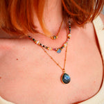 Collier Varna porté au cou – tourmaline multicolore pierre de lune calcédoine, Collection Indra

