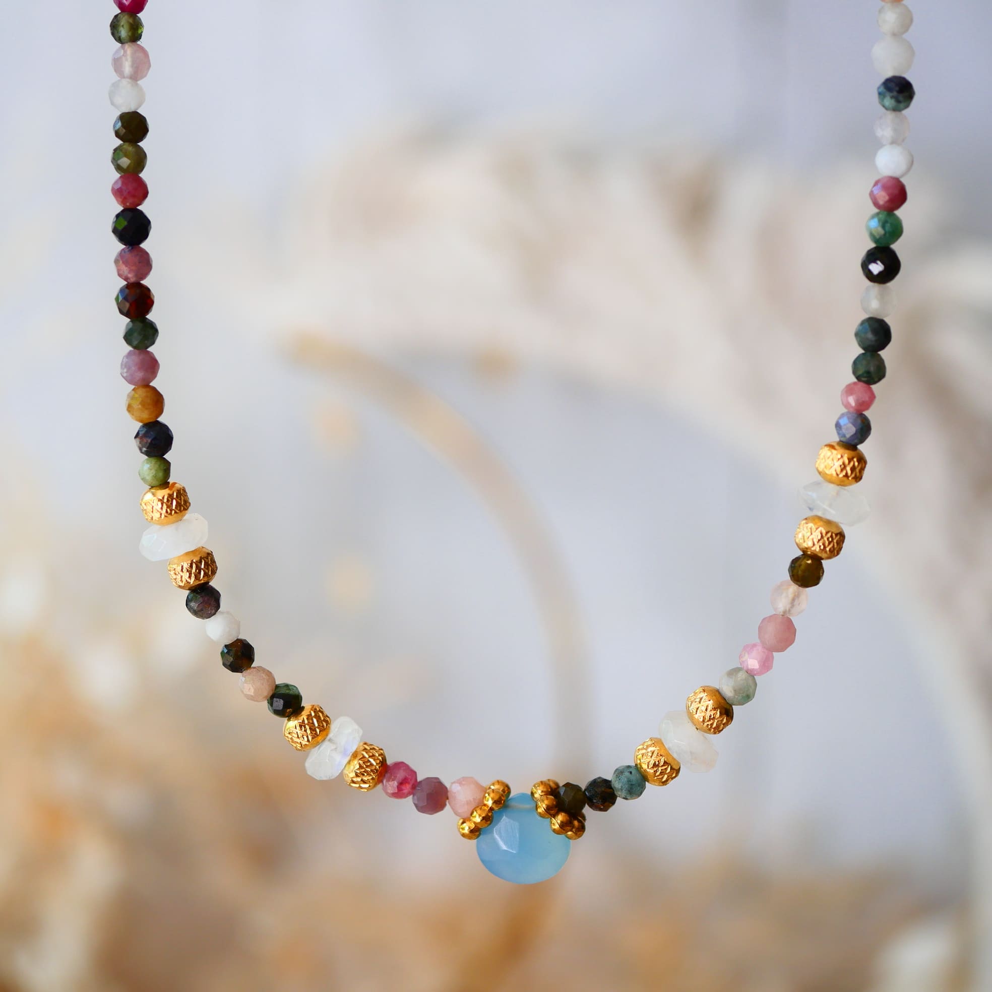 Collier Varna – tourmalines multicolores et pierre de lune arc-en-ciel, bijou lithothérapie fait main à Paris
