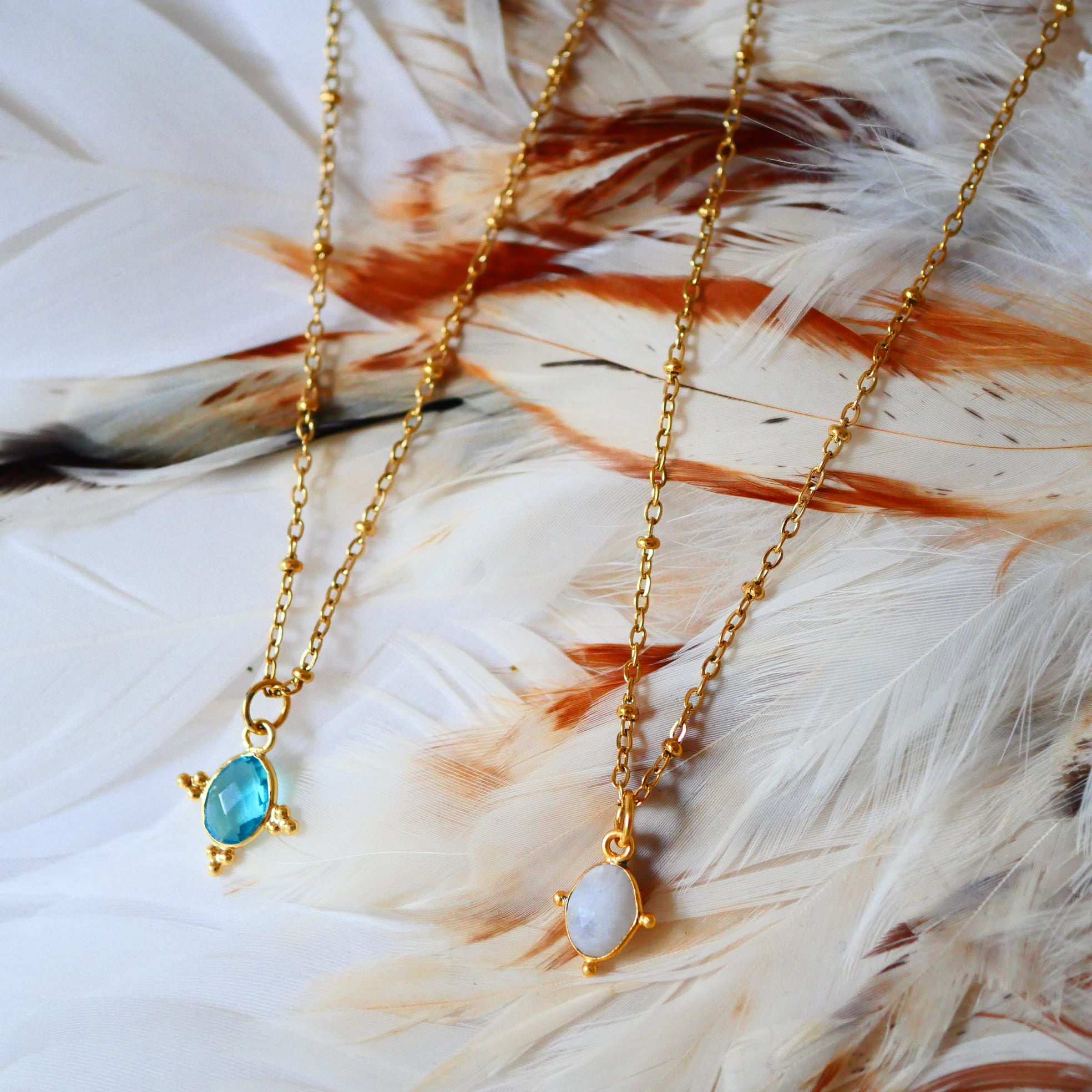 colliers artisanaux ginandger prayan avec apatite et pierre de lune arc en ciel