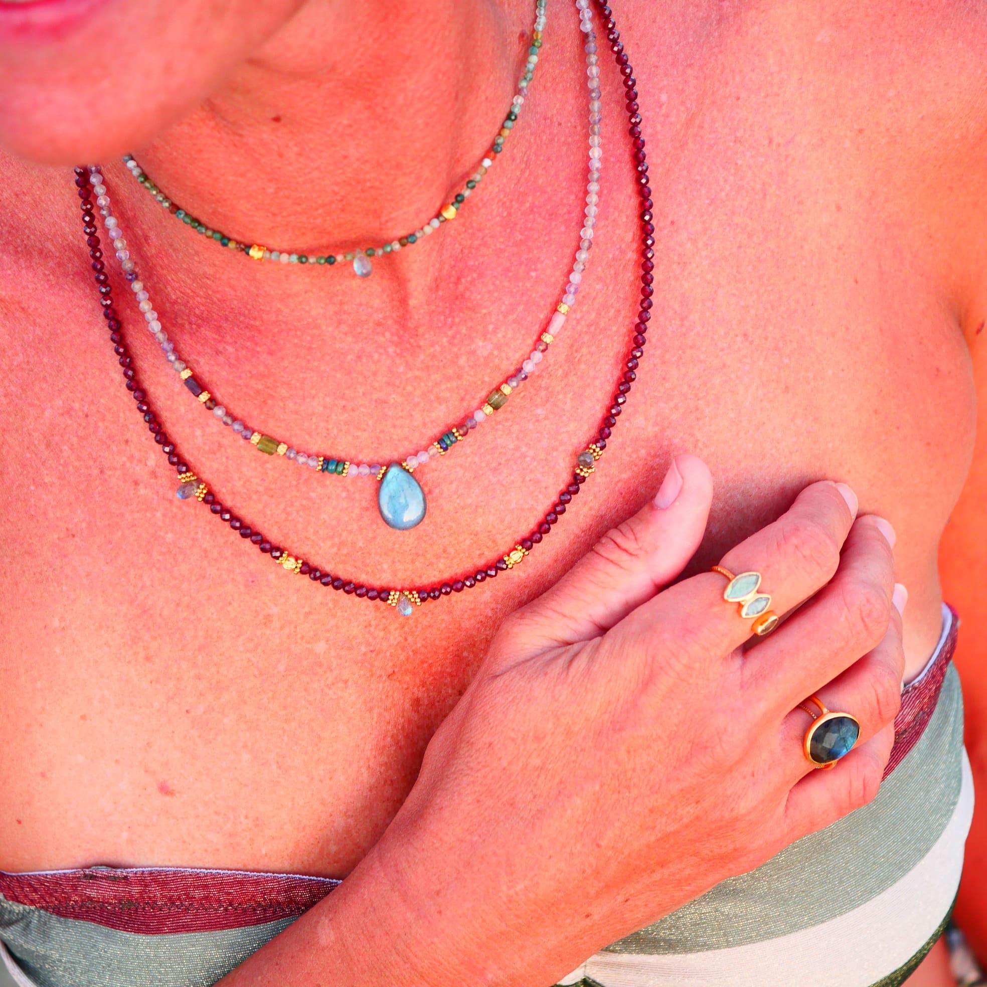Collier VICHITRA Ginandger porté en superposition - pendentif labradorite et multipierres, associé à des bagues pierres naturelles
