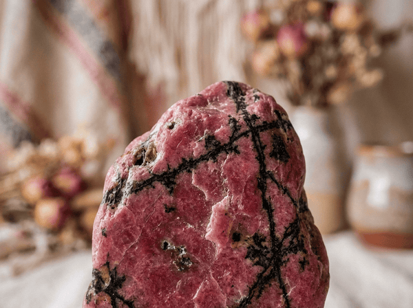 Rhodonite : Propriétés, Bienfaits et Bijoux