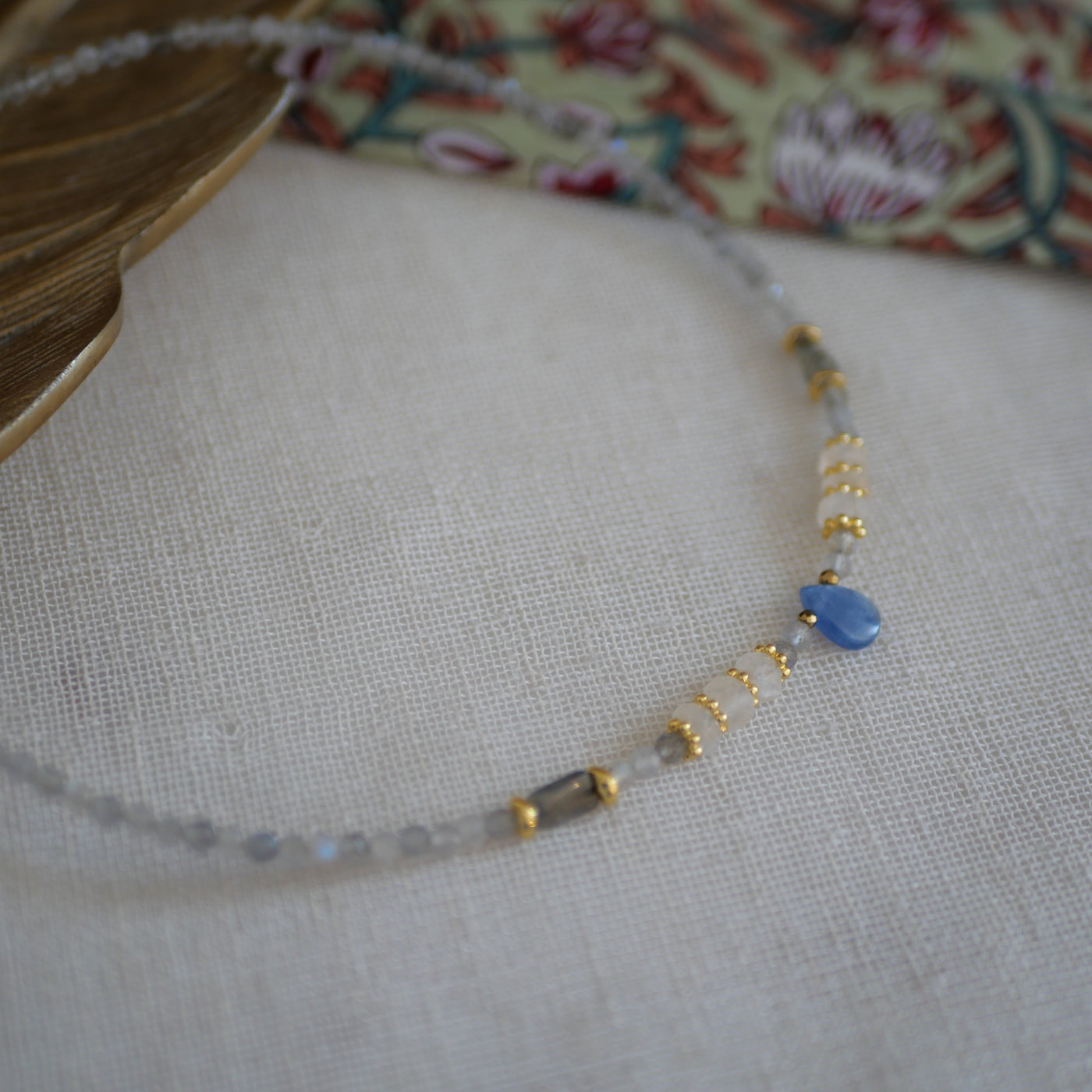 Collier Chhavi cyanite et labradorites