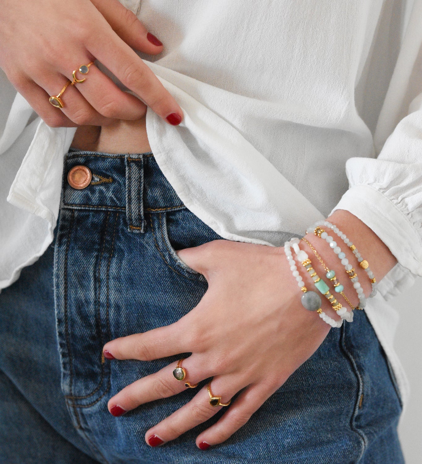 Bracelet Adhya pierre de lune amazonite porté bijou artisanal
