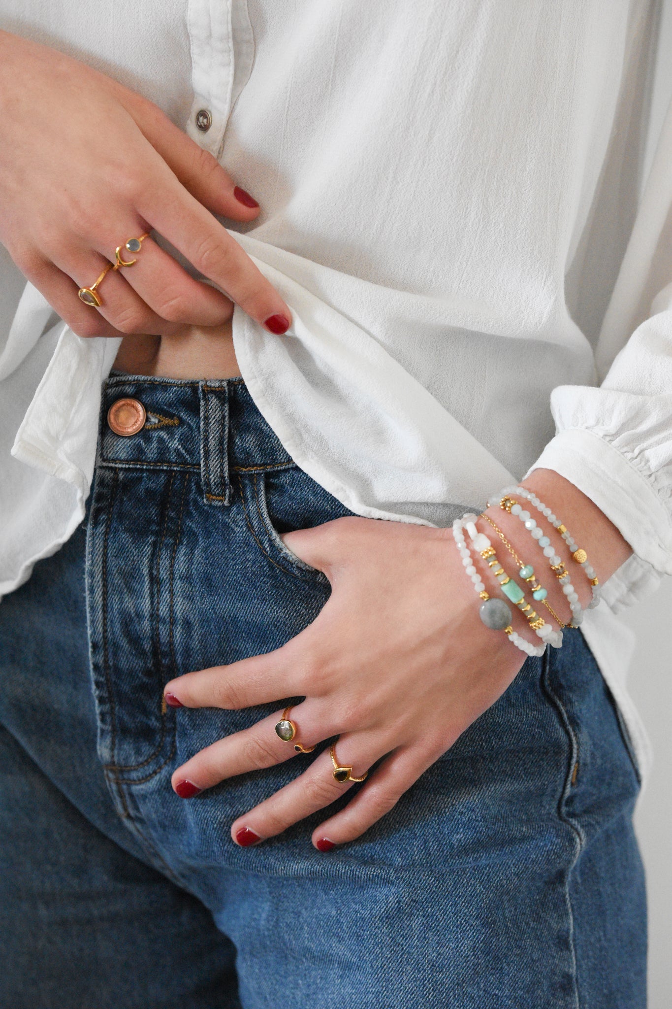 Bracelet Adhya pierre de lune amazonite porté bijou artisanal
